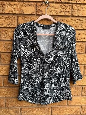 4/$25 • Gabi & Sam Black and White Abstract Print Blouse with Zipper Details